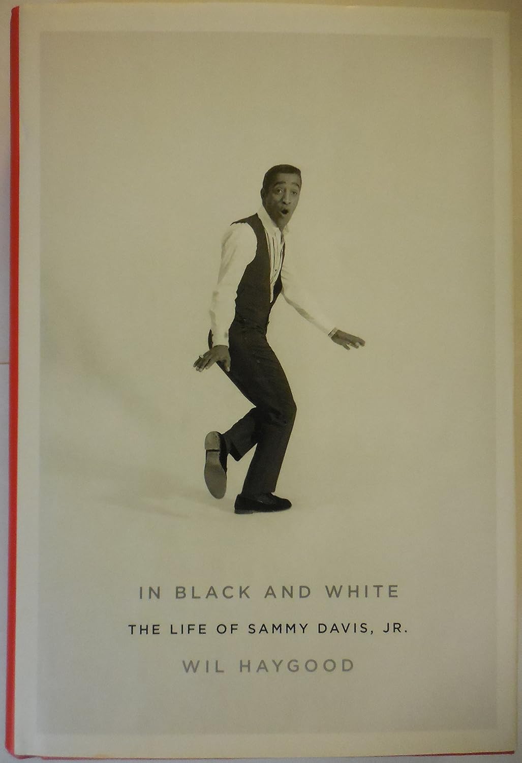 In Black and White: The Life of Sammy Davis, Jr. (Book - Hardcover)